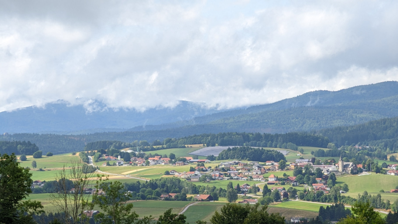 Solarpark in der Landschaft von Hohenau